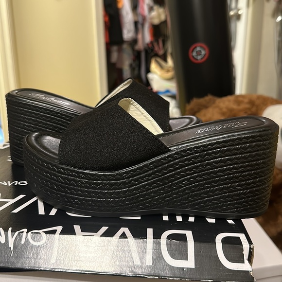 Brand New Fashion wedges size 42 and they are very classy and stylish - Picture 3 of 6